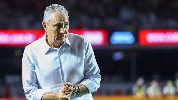 Tite revelou as contratações em coletiva de imprensa - Foto: Marco Miatelo/AGIF