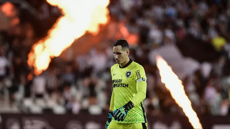 Gatito Fernández, goleiro do Botafogo, durante partida contra o Atletico-GO, no Nilton Santos, pelo Campeonato Brasileiro.