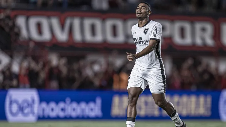 Cuiabano jogador do Botafogo durante partida contra o Atletico-GO no estadio Antonio Accioly pelo campeonato Brasileiro A 2024. Foto: Heber Gomes/AGIF
