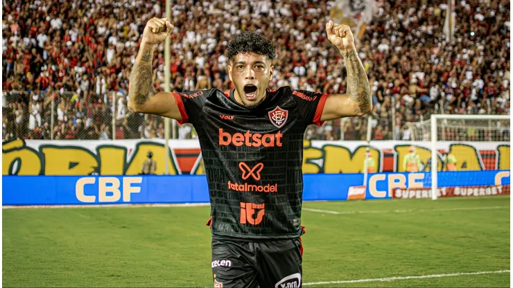 Foto: Divulgação/Vitória - Filipe Machado comemorando triunfo em cima do Cuiabá.