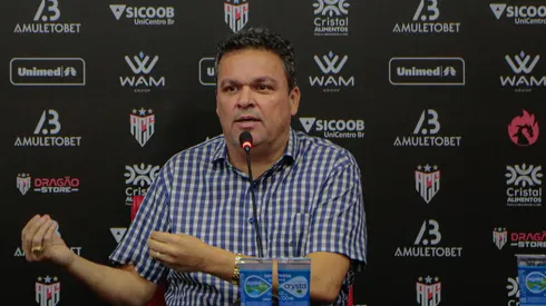 Foto: Bruno Corsino/Atlético-GO – Adson Batista durante entrevista coletiva.