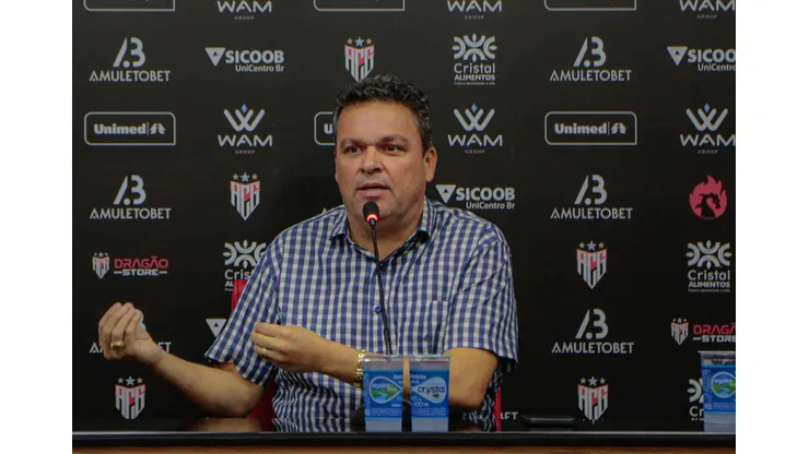 Foto: Bruno Corsino/Atlético-GO - Adson Batista durante entrevista coletiva.