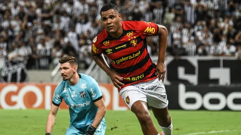 Mikael jogador do Sport comemora seu gol durante partida contra o Ceara no estadio Arena Castelao pelo campeonato Brasileiro A 2021. Foto: Kely Pereira/AGIF