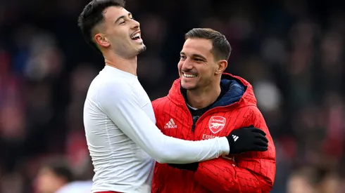 Cédric Soares e Martinelli durante confronto contra o Crystal Palace na Premier League 2023/24.