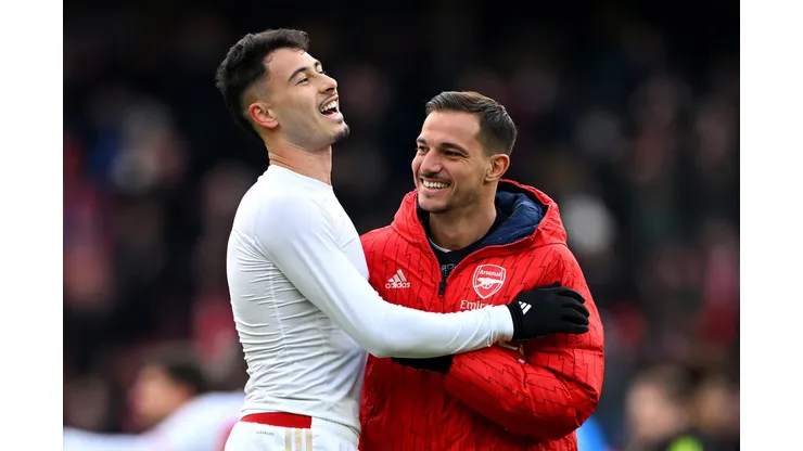 Cédric Soares e Martinelli durante confronto contra o Crystal Palace na Premier League 2023/24.