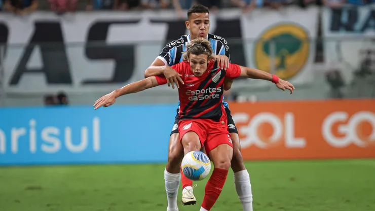 Gustavo Martins jogador do Grêmio disputa lance com Augustín Canobbio jogador do Athletico-PR durante partida no estádio Arena do Grêmio pelo campeonato Brasileiro A 2024. Foto: Maxi Franzoi/AGIF
