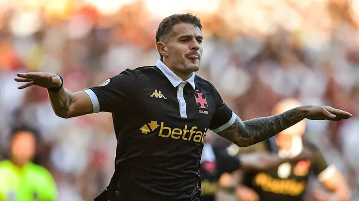 Vegetti jogador do Vasco comemora seu gol durante partida contra o Flamengo no estádio Maracanã pelo campeonato Brasileiro A 2024. Centroavante recebeu oferta para deixar o Vascão
