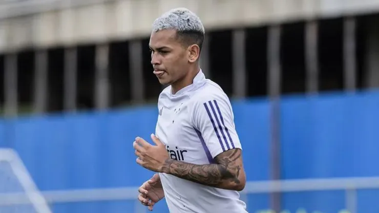 Fernando Henrique treinando no Cruzeiro - Reprodução/Cruzeiro