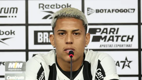 Matheus Martins é apresentado – Foto: Vítor Silva/Botafogo.