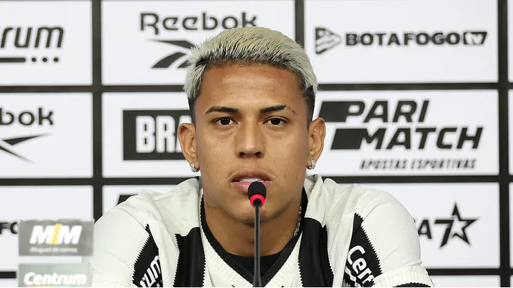 Matheus Martins é apresentado - Foto: Vítor Silva/Botafogo.