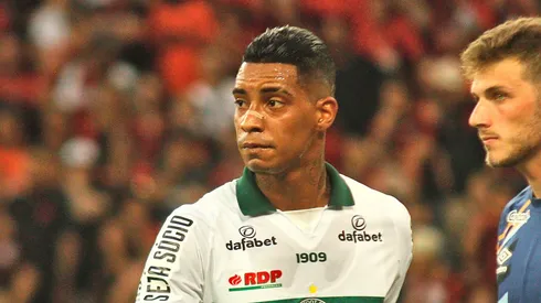 Alef Manga jogador do Coritiba durante partida contra o Athletico-PR no estadio Arena da Baixada pelo campeonato Paranaense 2023. Declaração de Jorginho chegou ao atacante