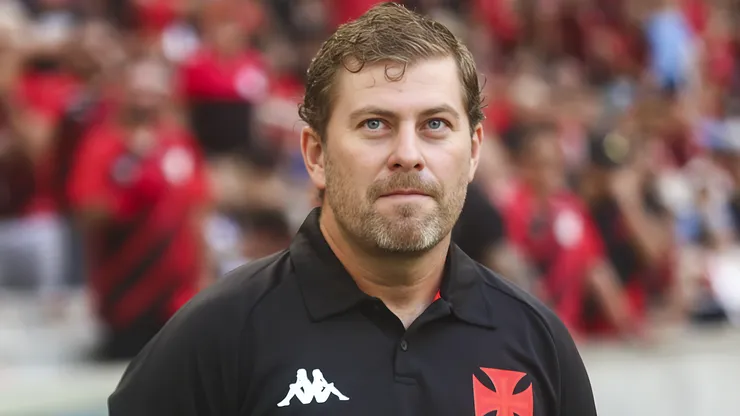 Rafael Paiva técnico do Vasco durante partida contra o Athletico-PR no estádio Arena da Baixada pelo campeonato Brasileiro A 2024.