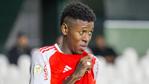 Vitao jogador do Internacional comemora seu gol durante partida contra o Gremio no estadio Couto Pereira pelo campeonato Brasileiro A 2024. Zagueiro deve ficar no clube