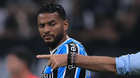Reinaldo jogador do Grêmio durante partida contra o Corinthians no estádio Arena Corinthians pelo campeonato Brasileiro A 2024. Medalhão virou alvo dos torcedores