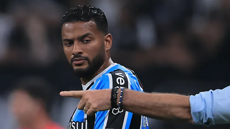 Reinaldo jogador do Grêmio durante partida contra o Corinthians no estádio Arena Corinthians pelo campeonato Brasileiro A 2024. Medalhão virou alvo dos torcedores
