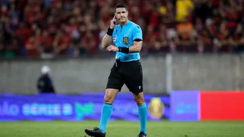 Rafael Rodrigo Klein arbitro da partida entre Sport e Goiás na Arena de Pernambuco, pelo campeonato brasileiro da Série B 2024. Foto: Marlon Costa/AGIF