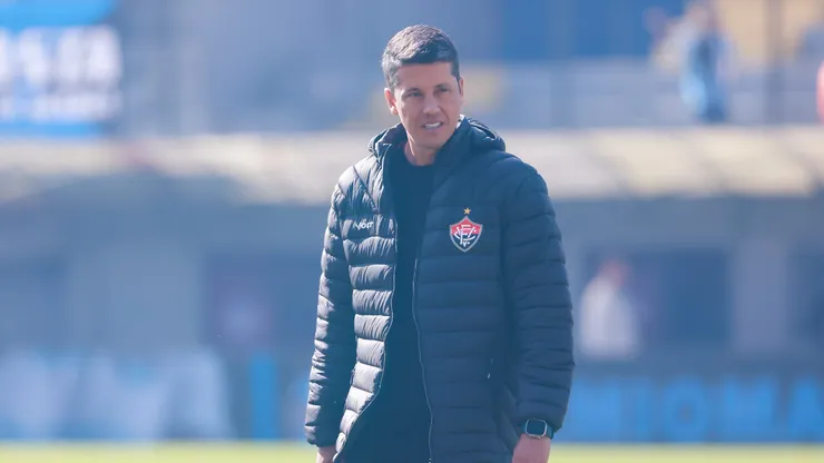Thiago Carpini, técnico do Vitória, durante partida contra o Grêmio, pelo Campeonato Brasileiro.