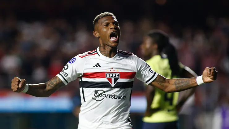 SAO PAULO, BRAZIL - AUGUST 31: Robert Arboleda of Sao Paulo celebrates after scoring the first goal of his team during a Copa CONMEBOL Sudamericana 2023 quarterfinal second leg match between Sao Paulo and LDU Quito at Morumbi Stadium on August 31, 2023 in Sao Paulo, Brazil. (Photo by Miguel Schincariol/Getty Images)