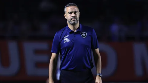 Artur Jorge, técnico do Botafogo, durante partida contra o São Paulo no MorumBis, pelo Campeonato Brasileiro.