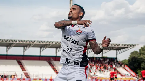 Foto: Divulgação/Vitória – Alerrandro em comemoração de gol no Vitória.