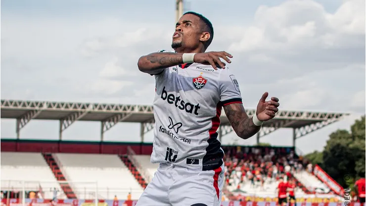 Foto: Divulgação/Vitória - Alerrandro em comemoração de gol no Vitória.