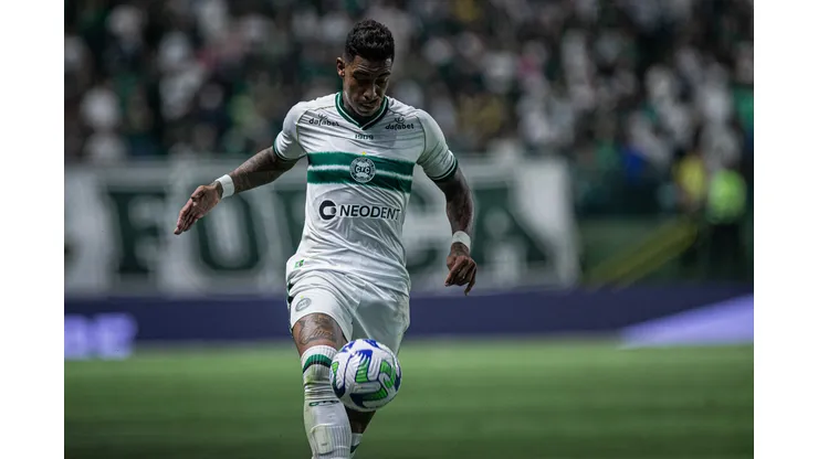 Alef Manga durante confronto contra o Goiás na Série A de 2023.