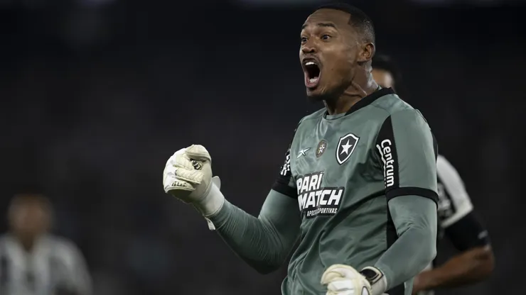 John Victor goleiro do Botafogo comemora defesa de penalti durante partida contra o Corinthians no estadio Engenhao pelo campeonato Brasileiro A 2024.
