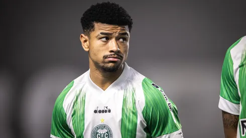 Lucas Ronier jogador do Coritiba durante partida contra o Santos no estadio Vila Belmiro pelo campeonato Brasileiro B 2024.