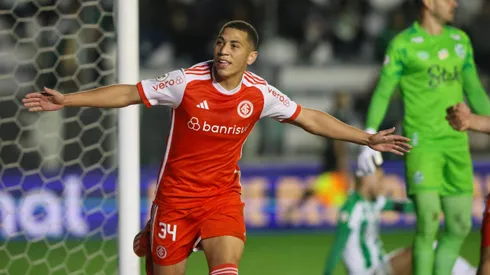 Gabriel Carvalho, jogador do Internacional, comemorando gol na partida contra o Juventude.