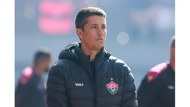 Carpini durante confronto contra o Grêmio no Brasileirão 2024.