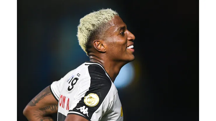 Emerson Rodriguez jogador do Vasco comemora gol durante partida contra o Athletico-PR no estadio Sao Januario pelo campeonato Brasileiro A 2024.