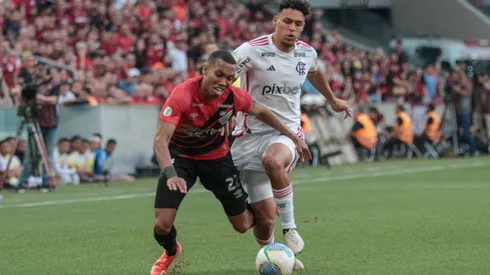 Madson jogador do Athletico-PR disputa lance com Victor Hugo jogador do Flamengo durante partida no estádio Arena da Baixada pelo campeonato Brasileiro A 2024. Foto: Robson Mafra/AGIF