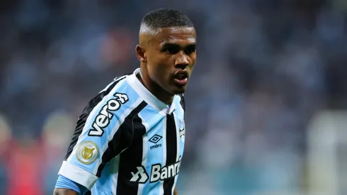 Douglas Costa pode voltar ao Brasil e notícia ferve no Grêmio (Foto: Pedro H. Tesch/AGIF)