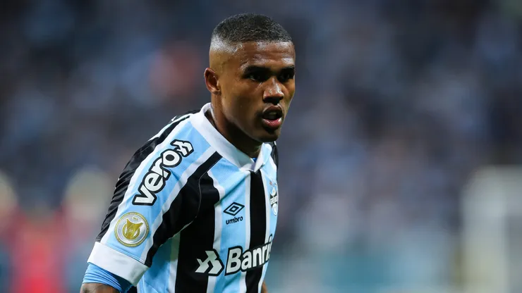Douglas Costa pode voltar ao Brasil e notícia ferve no Grêmio (Foto: Pedro H. Tesch/AGIF)