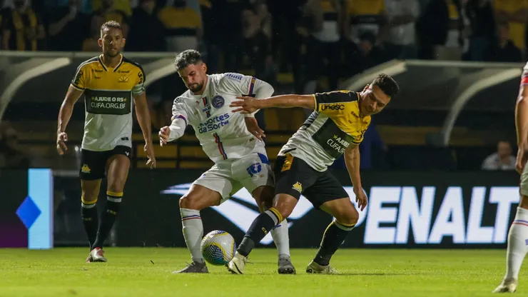 Marquinhos Gabriel jogador do Criciúma disputa lance com Cauly jogador do Bahia durante partida no estádio Heriberto Hulse pelo campeonato Copa Do Brasil 2024. Foto: Luis Felipe Amorin/AGIF