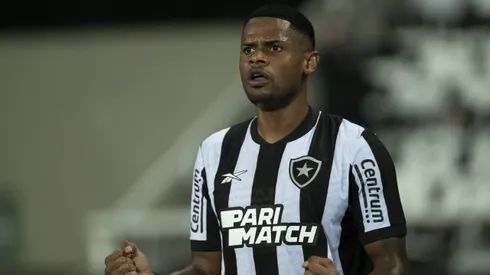 Junior Santos jogador do Botafogo comemora seu gol durante partida contra o Bragantino no estadio Engenhao pelo campeonato Copa Libertadores 2024.