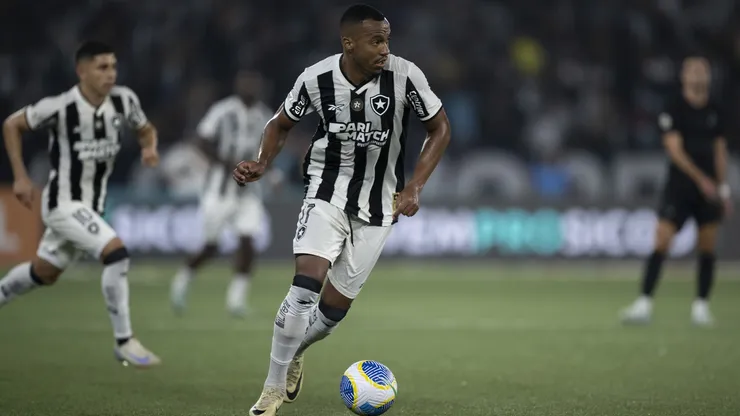 Marlon Freitas jogador do Botafogo durante partida contra o Corinthians no estádio Engenhão pelo campeonato Brasileiro A 2024. Foto: Jorge Rodrigues/AGIF