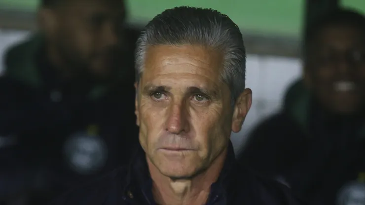 Jorginho perde titular no Coritiba diante do Goiás.