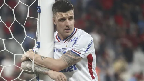 Renato Kayzer jogador do Fortaleza lamenta durante partida contra o Athletico-PR no estádio Arena da Baixada pelo campeonato Brasileiro A 2024. Foto: Gabriel Machado/AGIF