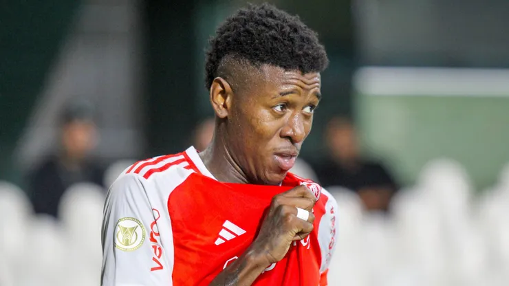 Vitao jogador do Internacional comemora seu gol durante partida contra o Gremio no estadio Couto Pereira pelo campeonato Brasileiro A 2024.