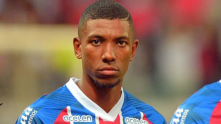 Kanu, jogador do Bahia durante execução do hino nacional antes da partida contra o Grêmio (Foto: Walmir Cirne/AGIF)