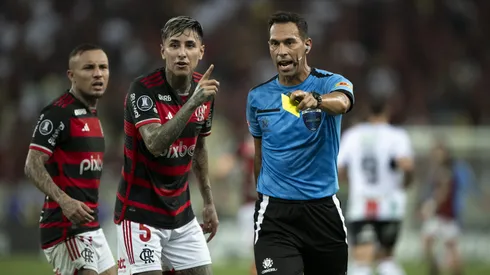 O árbitro Facundo Tello durante partida entre Flamengo e Palestino no estádio Maracanã pelo campeonato Copa Libertadores 2024. Foto: Jorge Rodrigues/AGIF