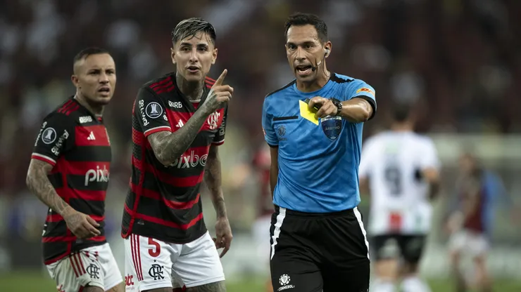O árbitro Facundo Tello durante partida entre Flamengo e Palestino no estádio Maracanã pelo campeonato Copa Libertadores 2024. Foto: Jorge Rodrigues/AGIF