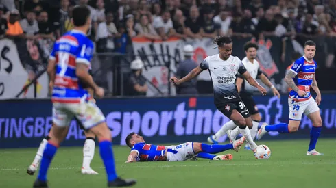 Carrillo jogador do Corinthians disputa lance com E. Martinez jogador do Fortaleza durante partida no estádio Arena Corinthians pelo campeonato Copa Sul-Americana 2024. Foto: Ettore Chiereguini/AGIF