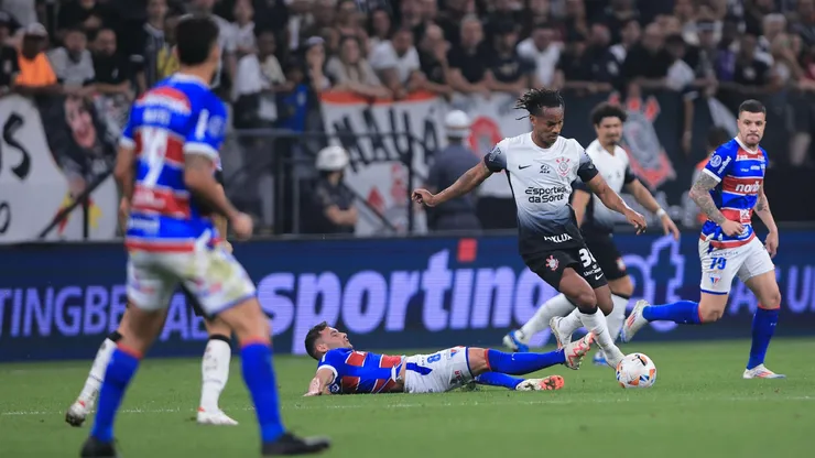 Carrillo jogador do Corinthians disputa lance com E. Martinez jogador do Fortaleza durante partida no estádio Arena Corinthians pelo campeonato Copa Sul-Americana 2024. Foto: Ettore Chiereguini/AGIF