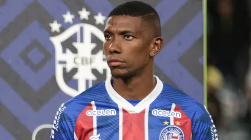 Kanu jogador do Bahia durante execução do hino nacional antes da partida contra o Coritiba no estádio Couto Pereira pelo campeonato Brasileiro A 2023. Foto: Robson Mafra/AGIF