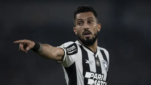 Alex Telles jogador do Botafogo durante partida contra o Corinthians no estadio Engenhao pelo campeonato Brasileiro A 2024.