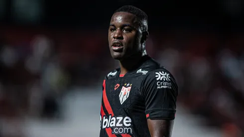 Campbell, jogador do Atletico-GO, durante partida contra o Botafogo, no estádio Antonio Accioly, pelo Campeonato Brasileiro.