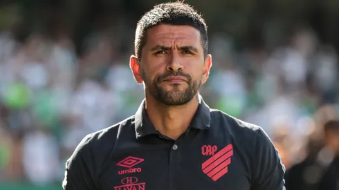 Lucho González técnico do Athletico-PR durante partida contra o Coritiba no estádio Couto Pereira pelo campeonato Paranaense 2022. Foto: Robson Mafra/AGIF