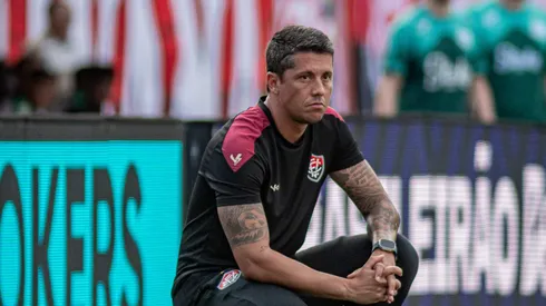 Thiago Carpini no gramado durante partida do Vitória – Foto: Divulgação/EC Vitória